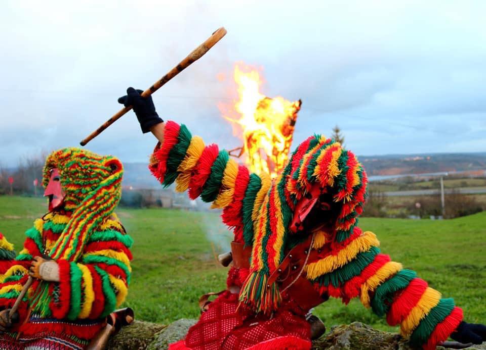 Caretos de Podence queimam Entrudo para mandar embora o vírus