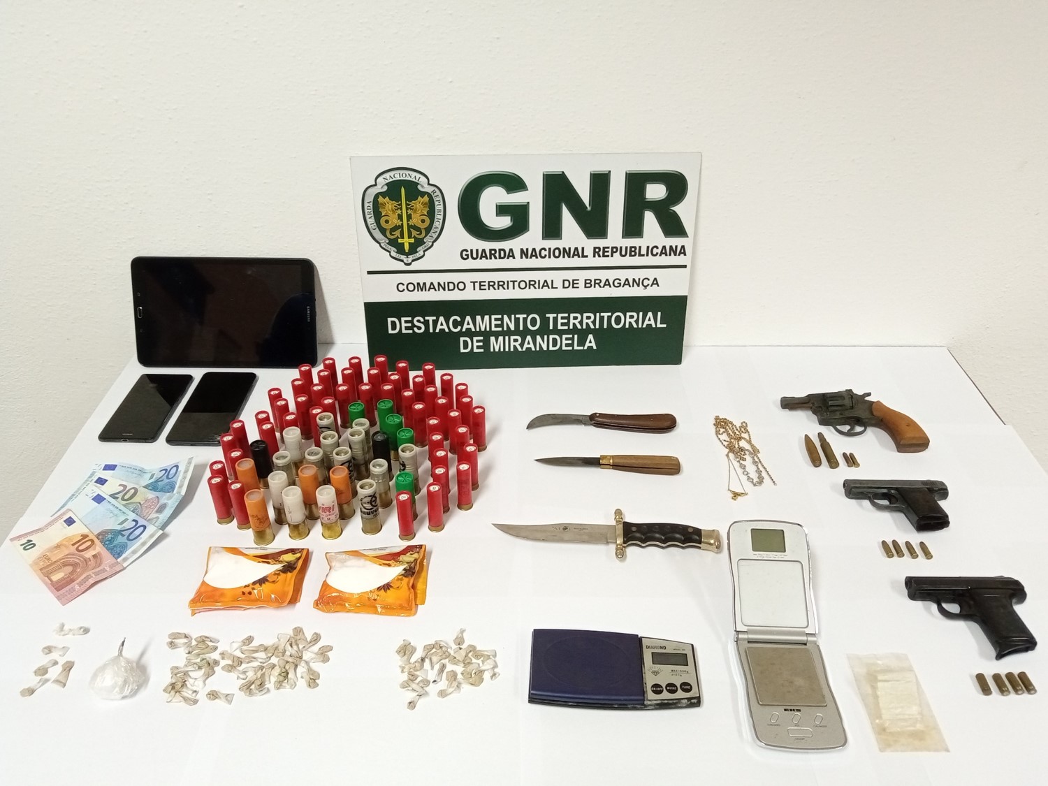 Desmantelada rede de tráfico de droga em Carrazeda de Ansiães