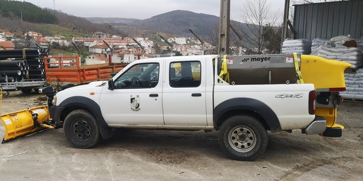 Câmara de Vinhais equipa veículo para ajudar no espalhamento de sal e na limpeza de neve