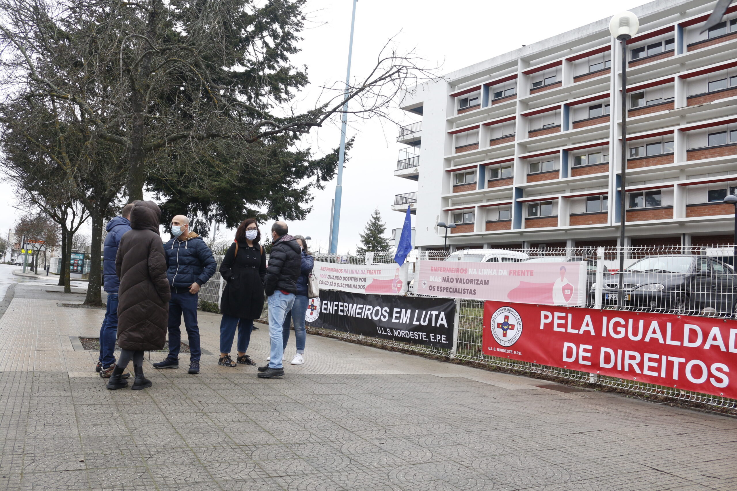 Enfermeiros protestaram em frente ao hospital de Bragança contra falta de condições de trabalho