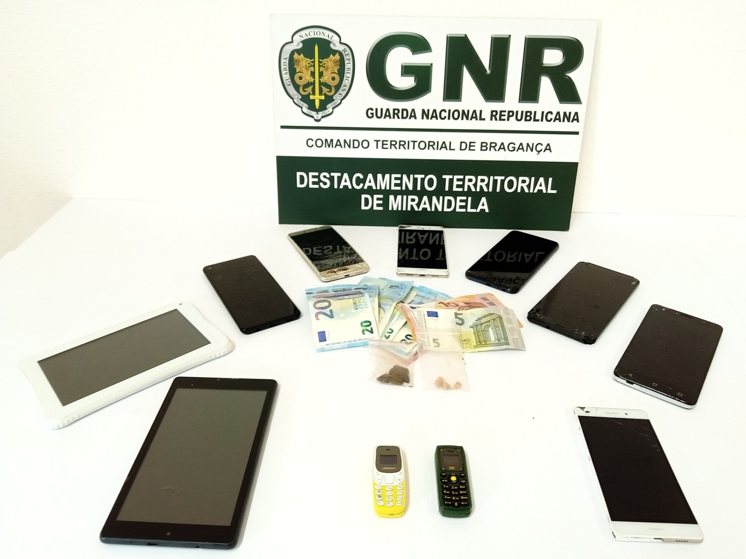Mulher detida por pertencer a rede de tráfico de droga que operava a partir de uma prisão no Porto