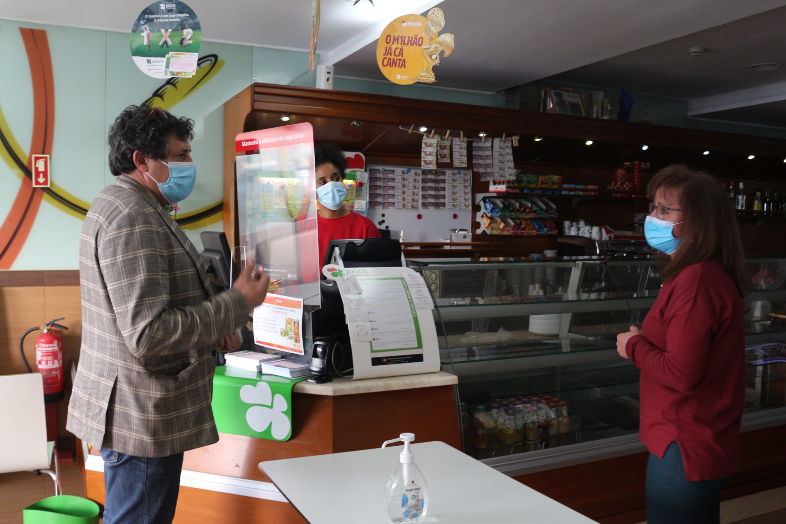 Venda ao postigo com poucos clientes mas é melhor do que estar de portas fechadas