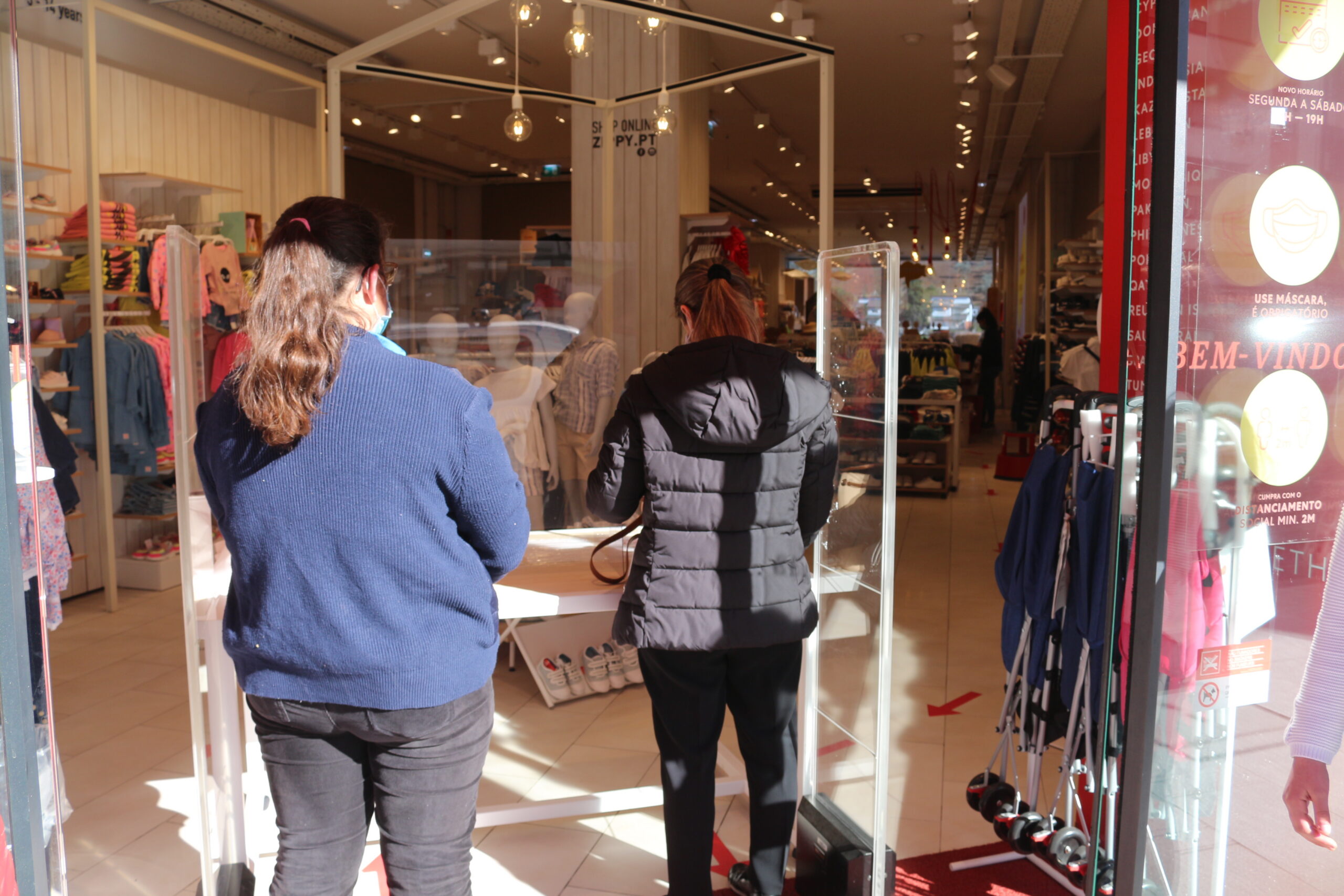 Venda ao postigo foi uma alternativa mas comerciantes em Bragança queixam-se de poucas vendas