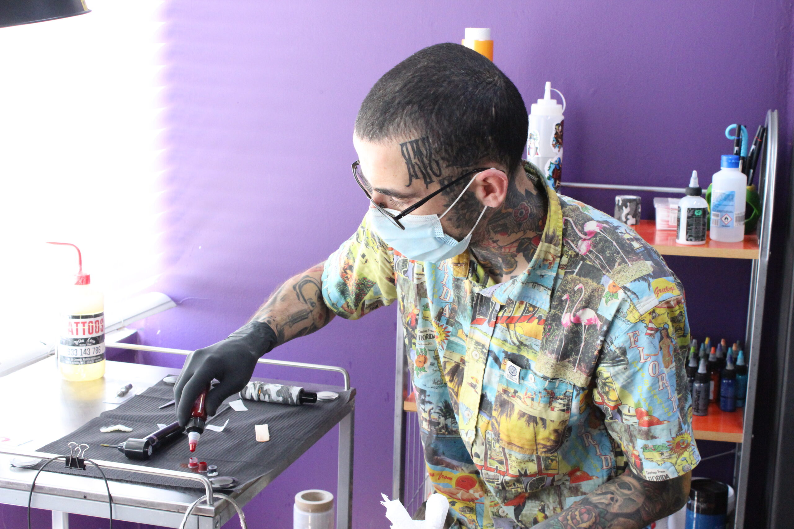 Tatuadores limparam o pó às agulhas e já estão a gravar tinta na pele dos brigantinos