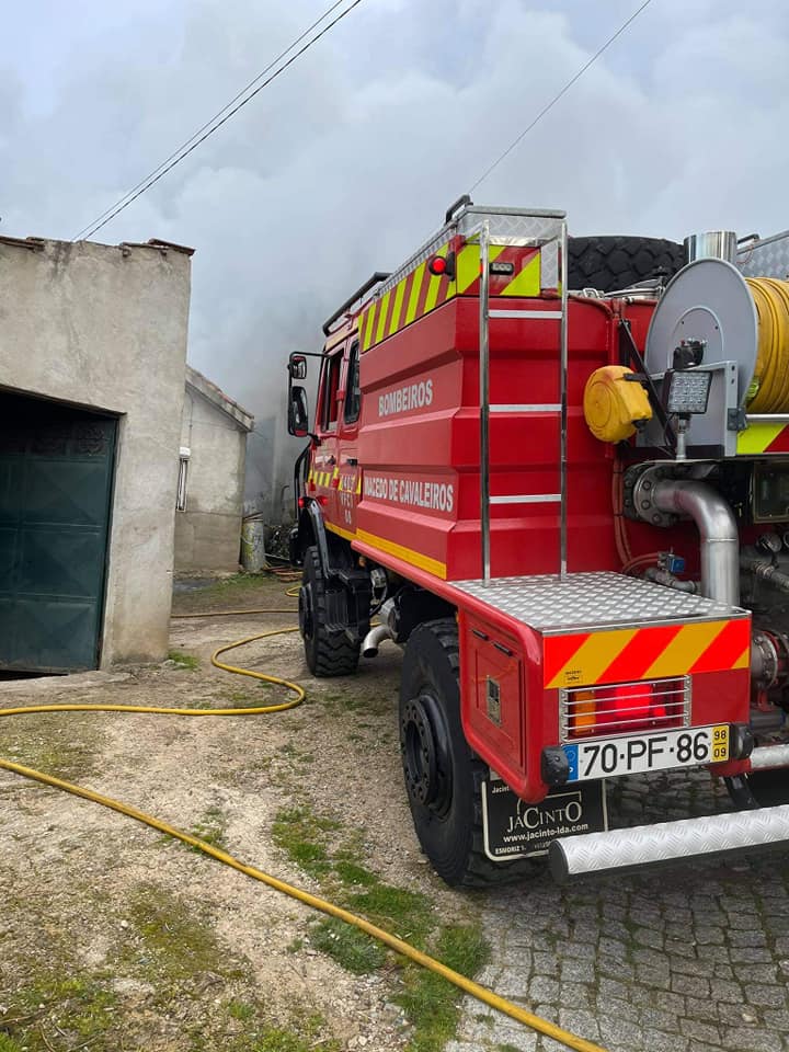 Idosa desalojada depois de incêndio ter destruído a habitação em Salselas (Macedo)