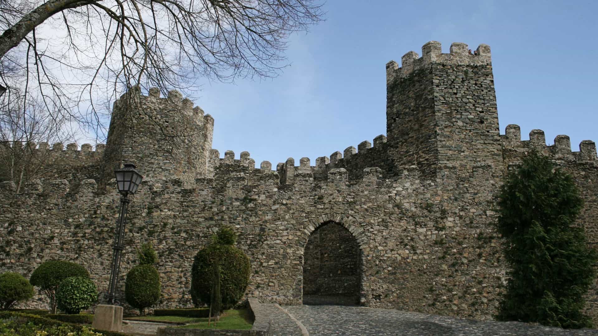 Homem encontrado sem vida perto do castelo de Bragança