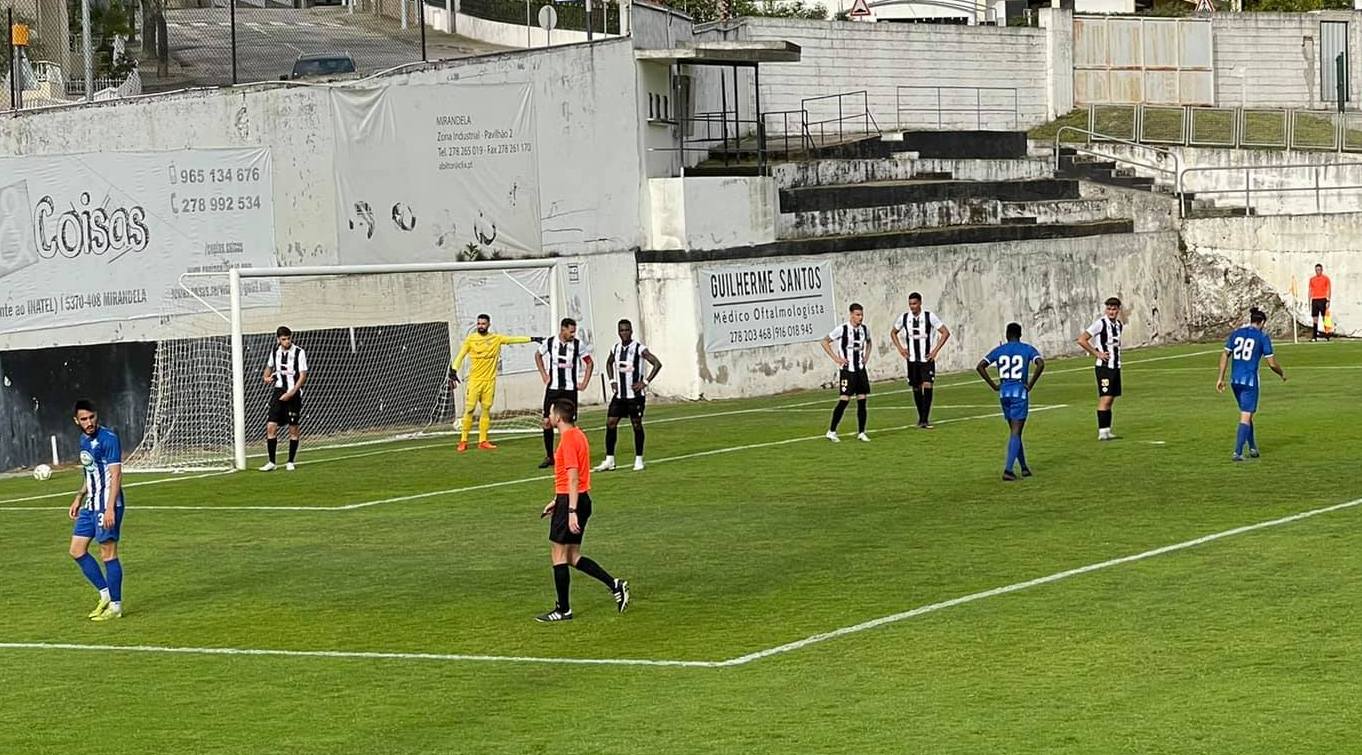 Mirandela sofre derrota caseira e desce para o quarto lugar