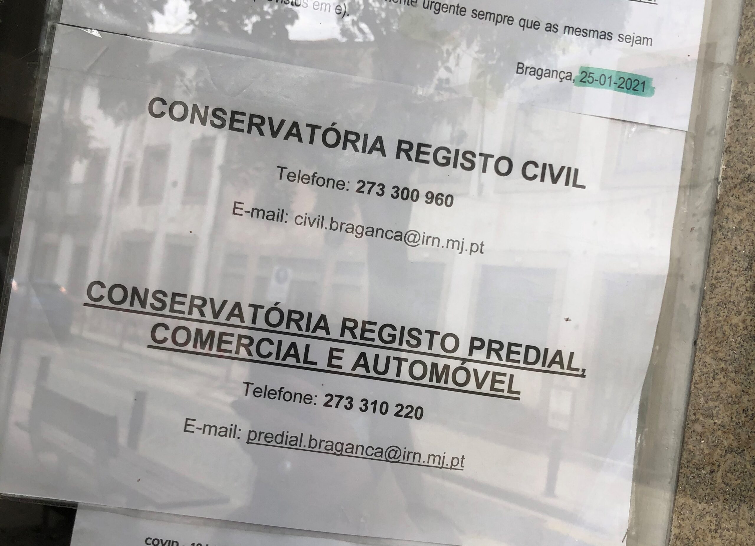 Pandemia obrigou a outras formas de tratar documentos e baralhou quem não se movimenta na internet