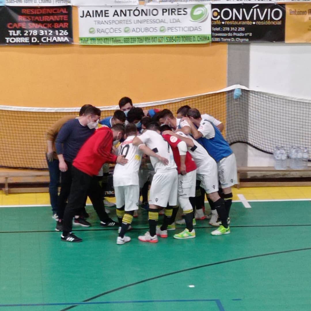 Futsal: Vale Madeiro em vantagem