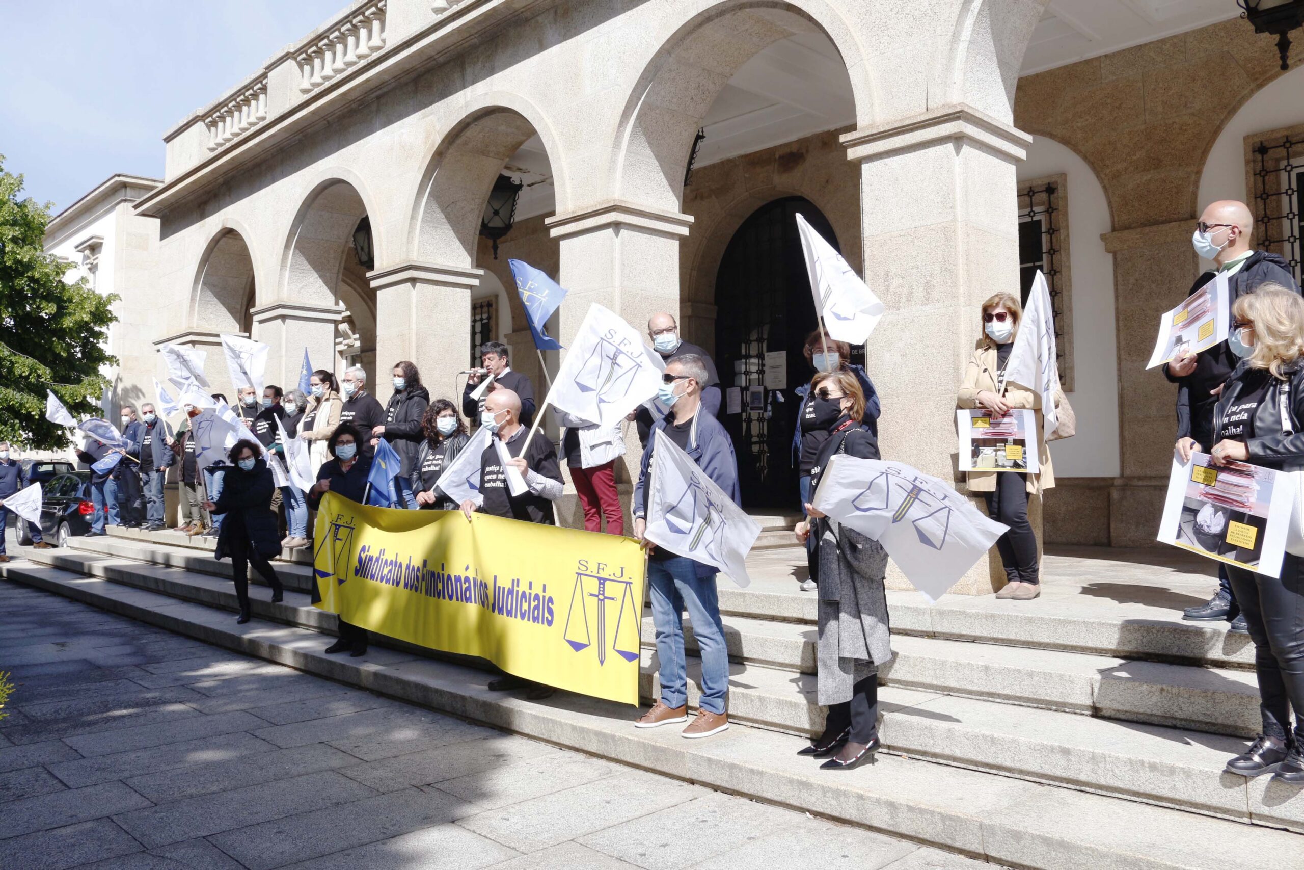 Funcionários judiciais protestam por revisão do estatuto profissional e contra falta de pessoal