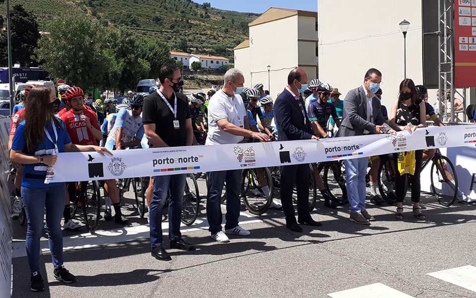 Ciclismo: GP Douro Internacional começou em Torre de Moncorvo e parte hoje de Carrazeda de Ansiães