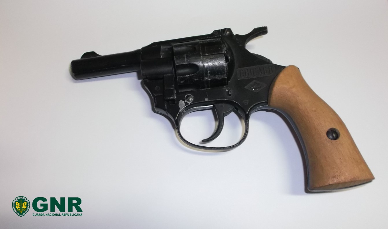 Homem de 29 anos fica em prisão preventiva pelos crimes de ameaças e posse de armas proibidas
