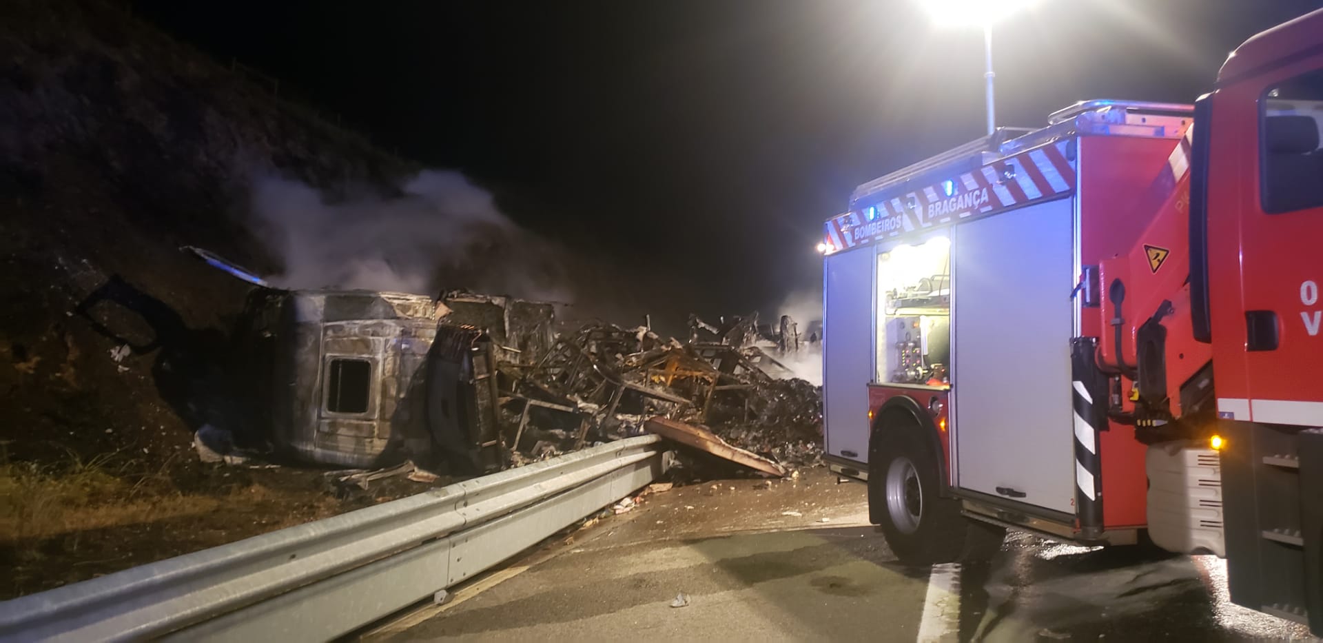 Condutor de camião em estado grave depois de se ter despistado na A4 perto de Bragança
