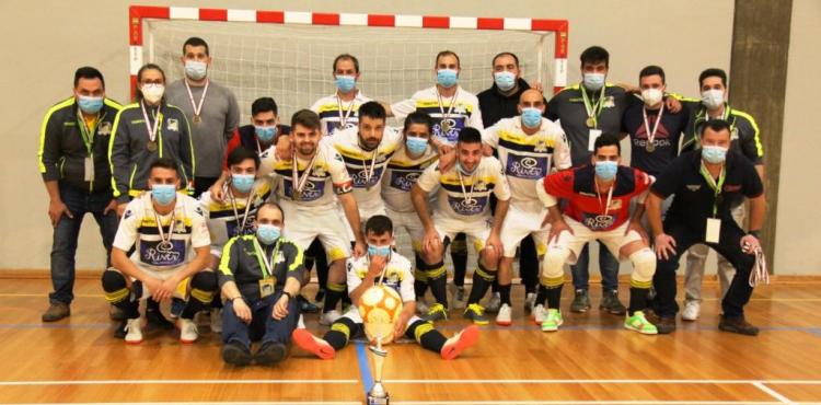 Derrota caseira adia decisões para a última jornada