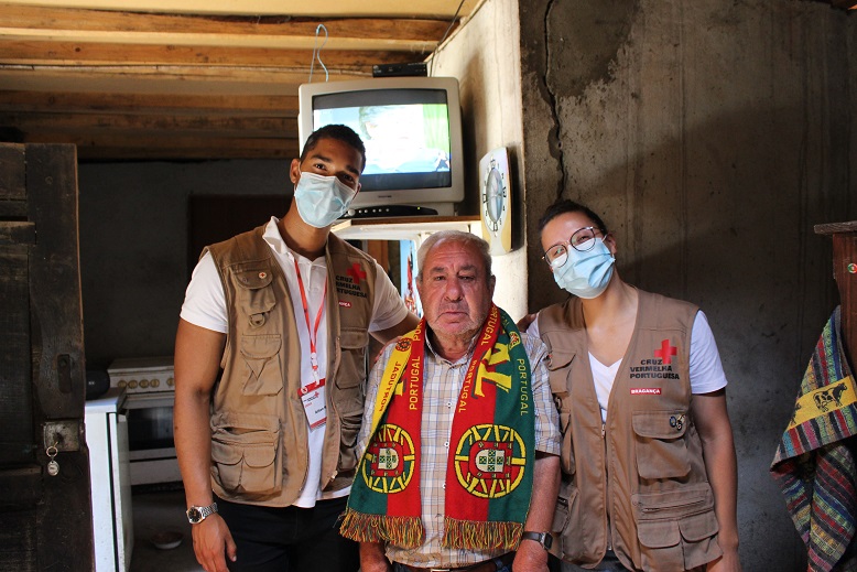 Cruz Vermelha de Bragança ajuda idoso a quebrar a solidão com uma televisão