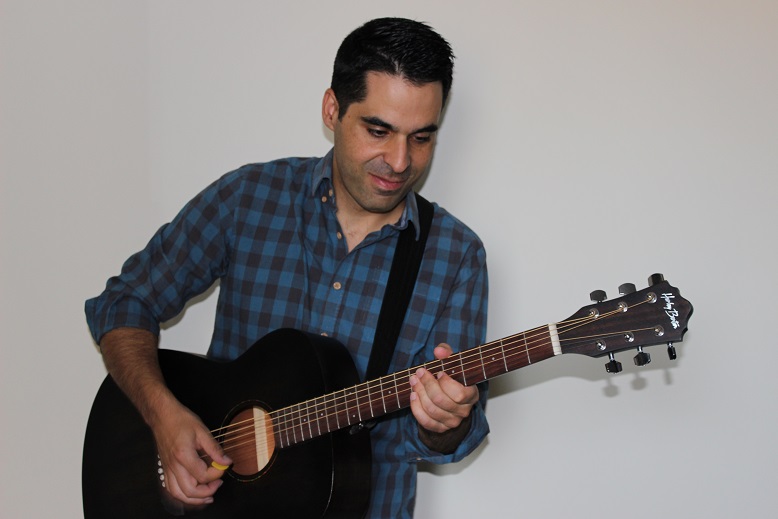 Rafael Santos criou escola de guitarra online durante a pandemia e já conta com 800 alunos de todo o país e mundo