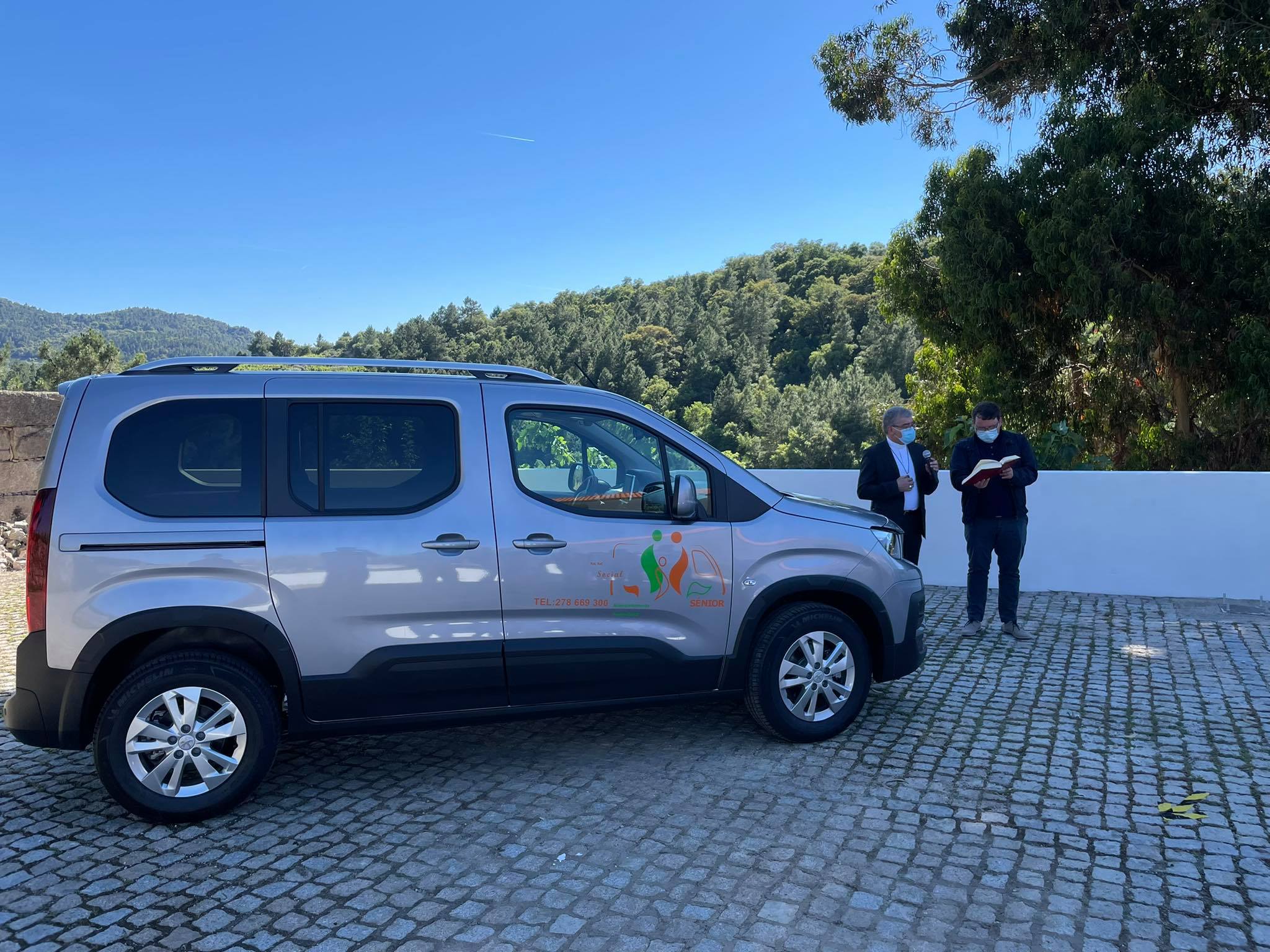 Tuc Tuc social em Carrazeda ajuda idosos no transporte e acompanhamento