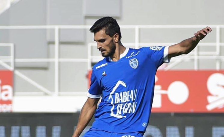 Futebol: Rui Pires reforça meio campo do Paços de Ferreira