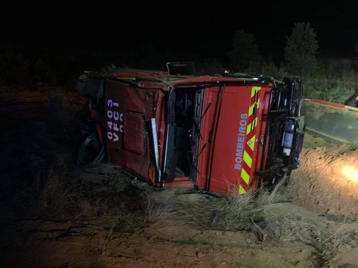 Três bombeiros feridos em combate a incêndio em Macedo
