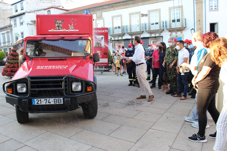 Bombeiros de Bragança adaptam viatura para resgate de animais