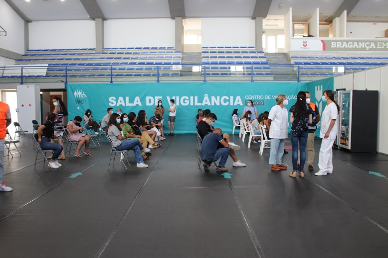 Jovens entre os 12 e os 15 anos já começaram a ser vacinados contra a covid-19