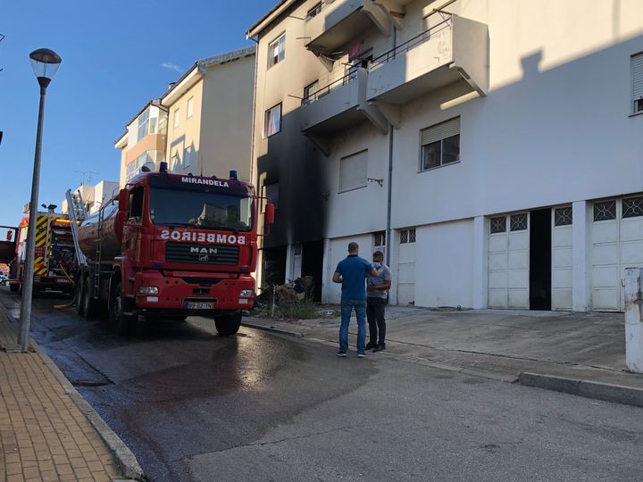 Incêndio em garagem de prédio em Mirandela provoca danos