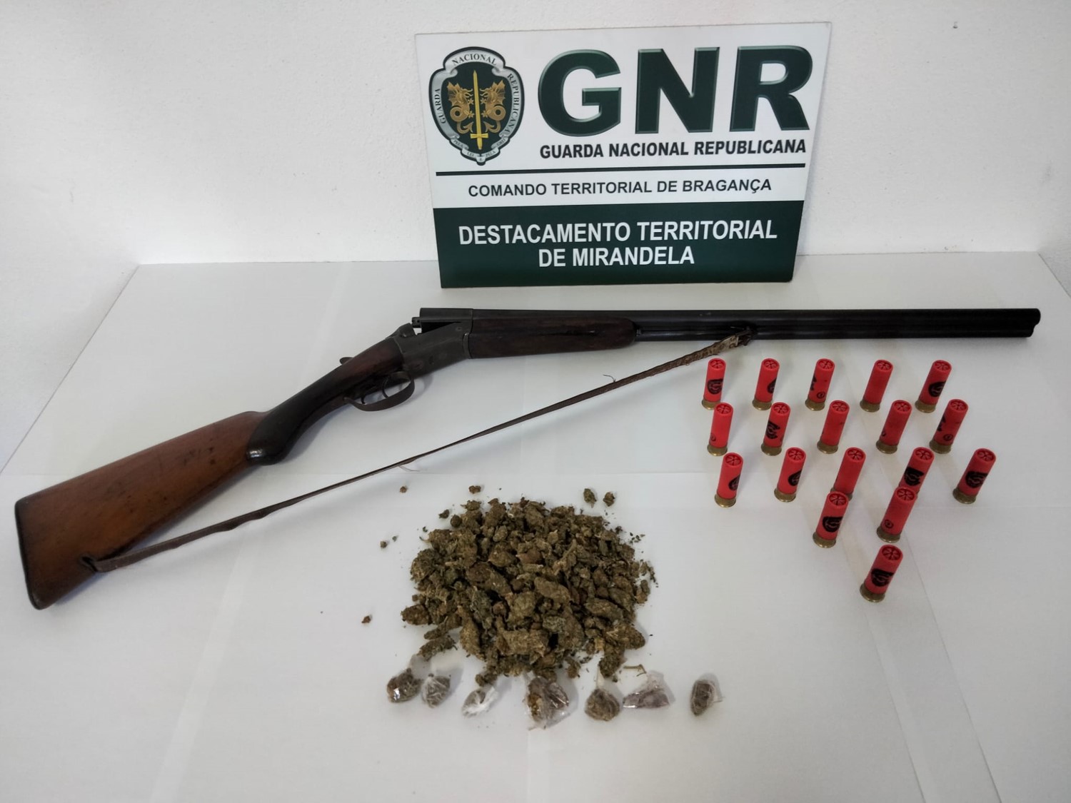 GNR de Mirandela detém homem por posse de arma ilegal e tráfico de droga