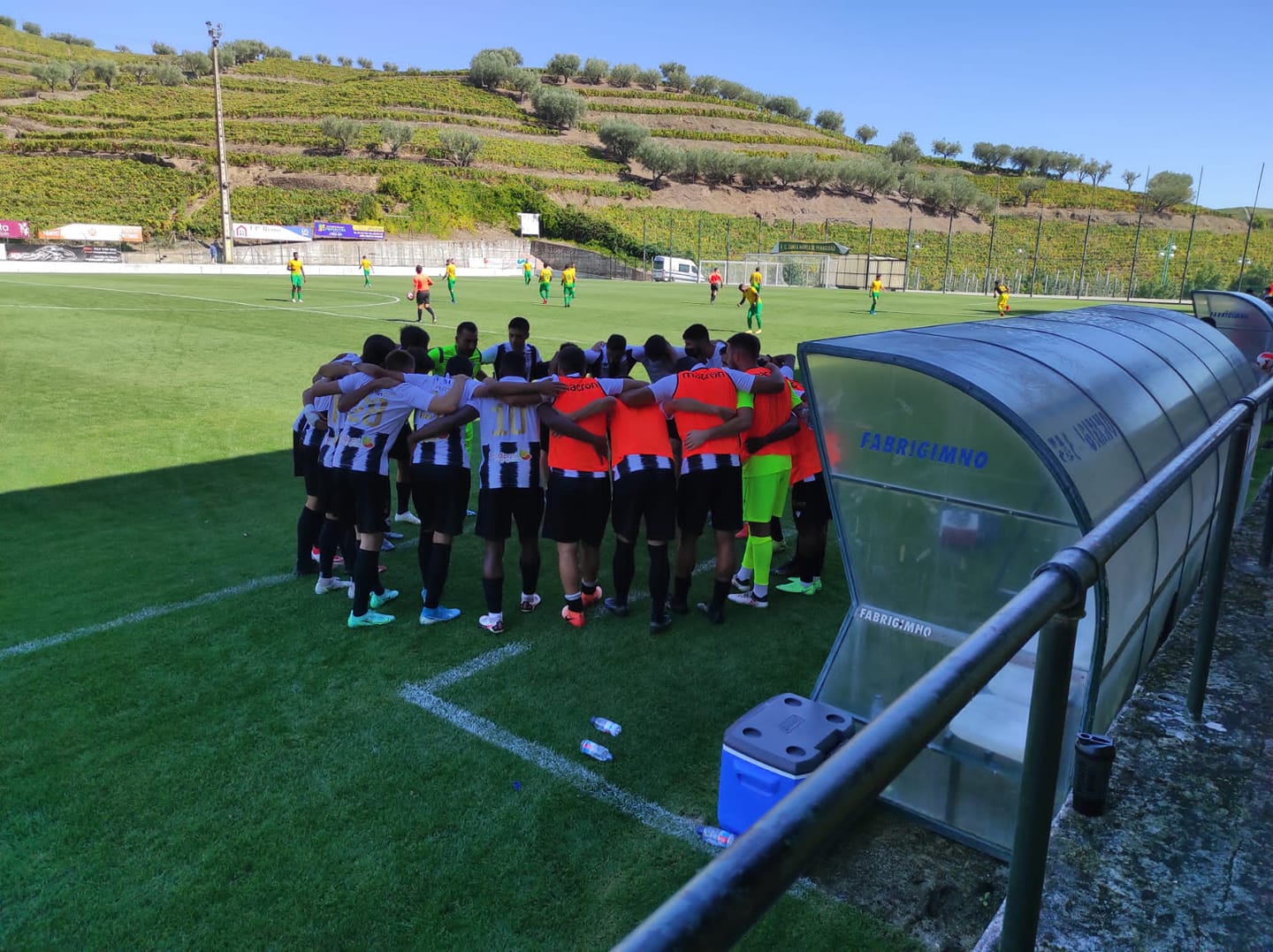 Futebol: S.C. Mirandela vence e assume liderança isolada
