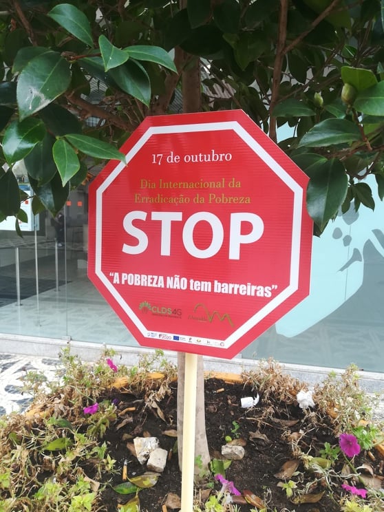 Sinais com frases alusivas à pobreza alertam para esta problemática em Mirandela