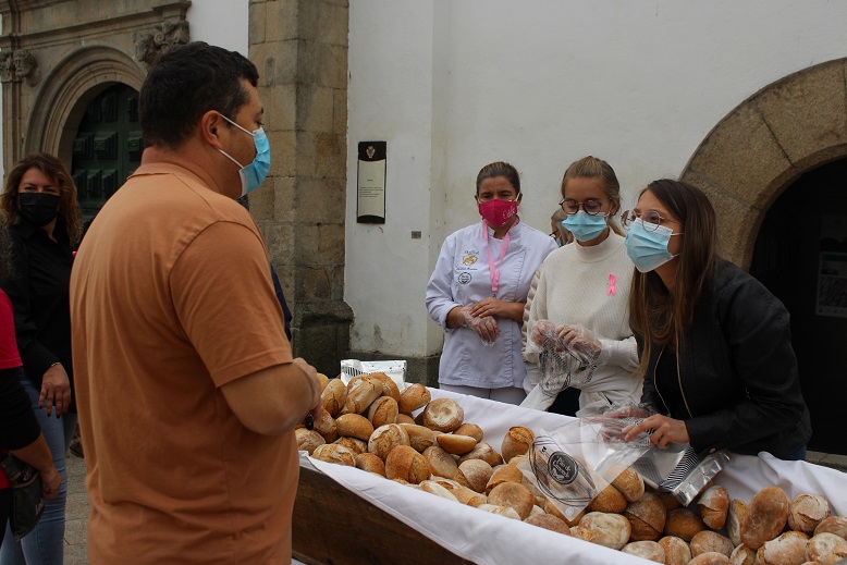 Padaria de Gimonde celebra Dia Mundial do Pão ajudando a delegação de Bragança da Liga Contra o Cancro a angariar fundos