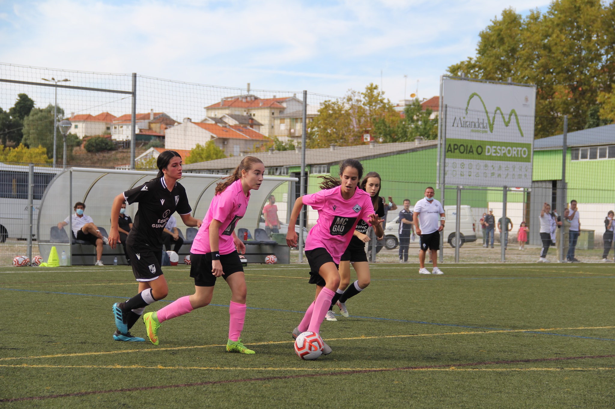 Futebol feminino: SC Mirandela perde no pontapé de saída no nacional de sub-19
