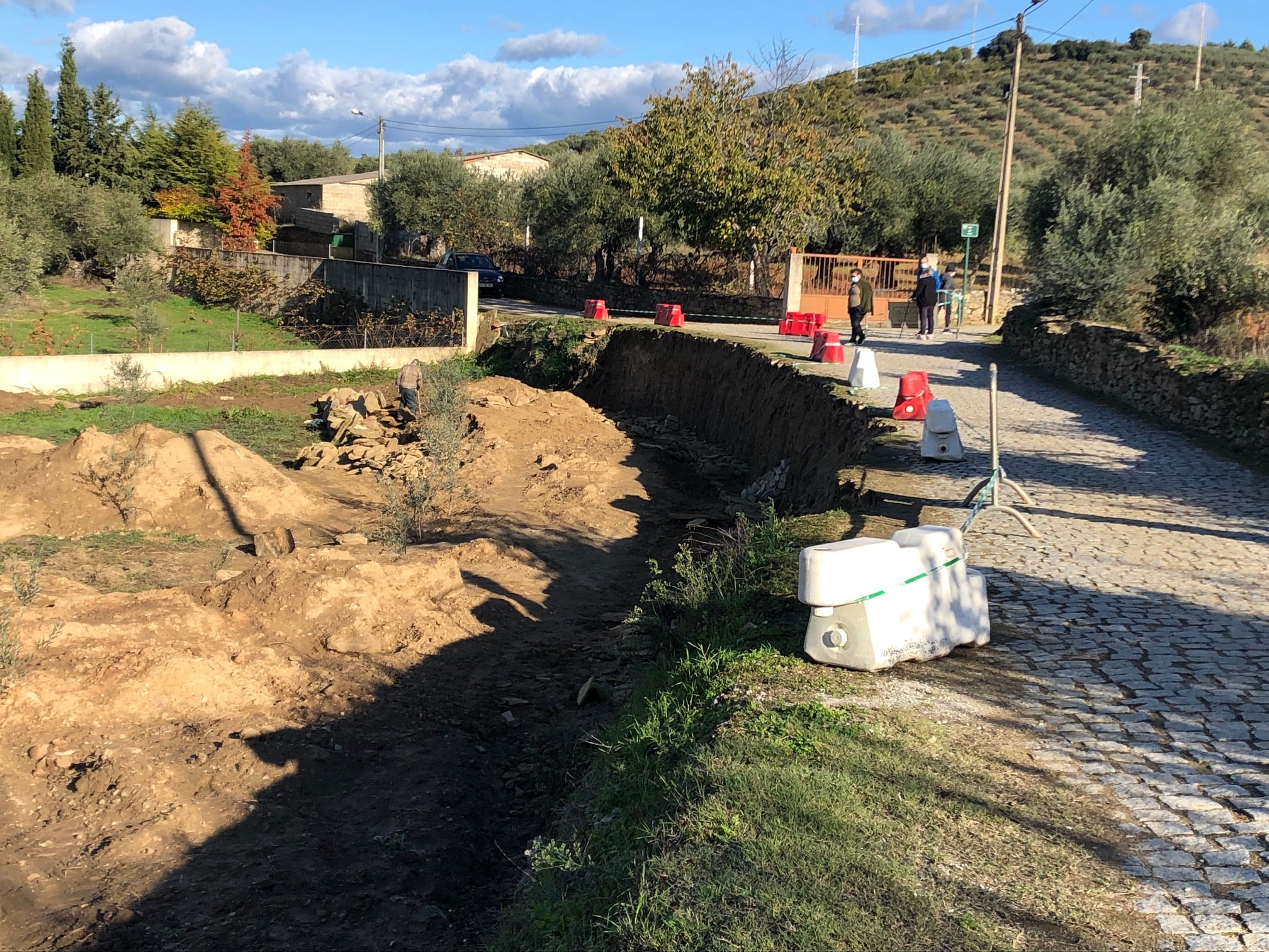 Moradores de Vilar de Ledra queixam-se de caminho municipal que não oferece segurança e está agora interdito