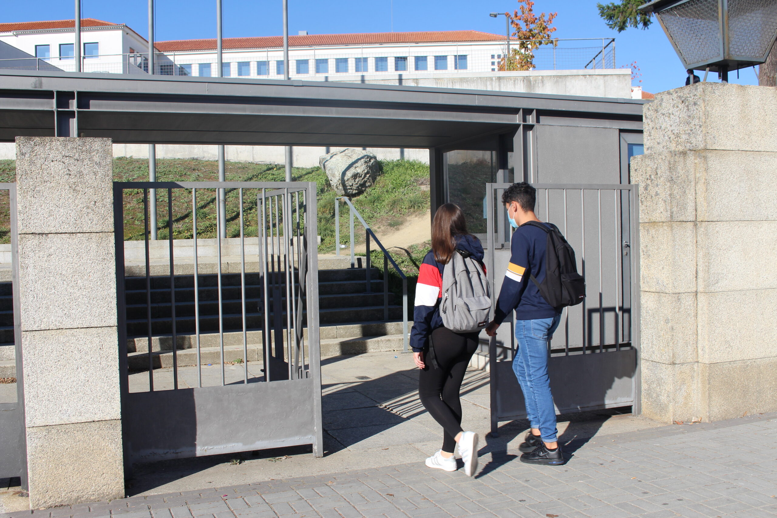 Escolas do distrito com dificuldades em substituir professores obrigam alunos a estarem sem aulas algumas semanas