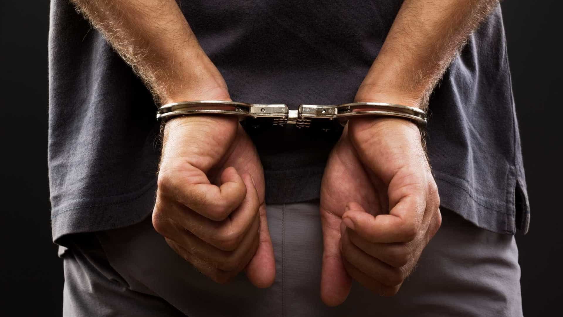 Agentes da PSP surpreendem homem a roubar gasóleo de veículo em Bragança