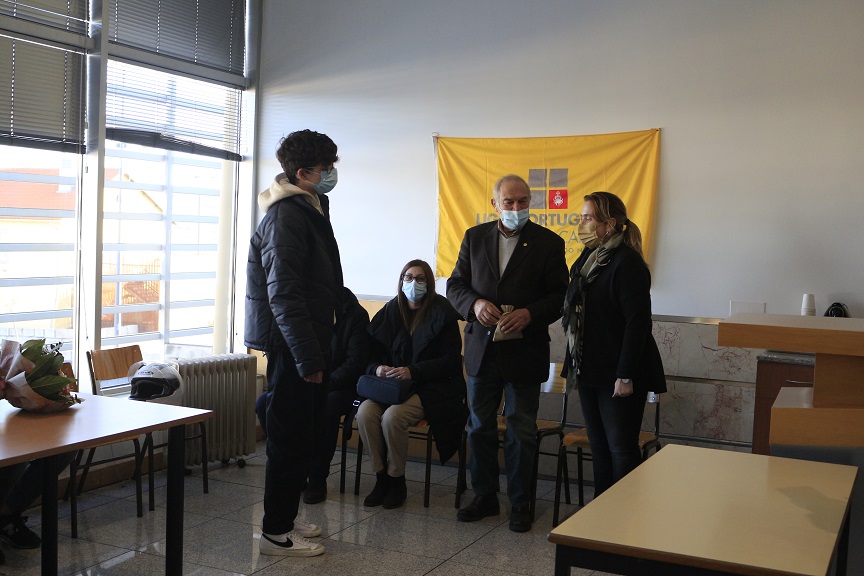 Alunos da Escola Emídio Garcia entregam donativo à delegação brigantina da Liga Portuguesa Contra o Cancro