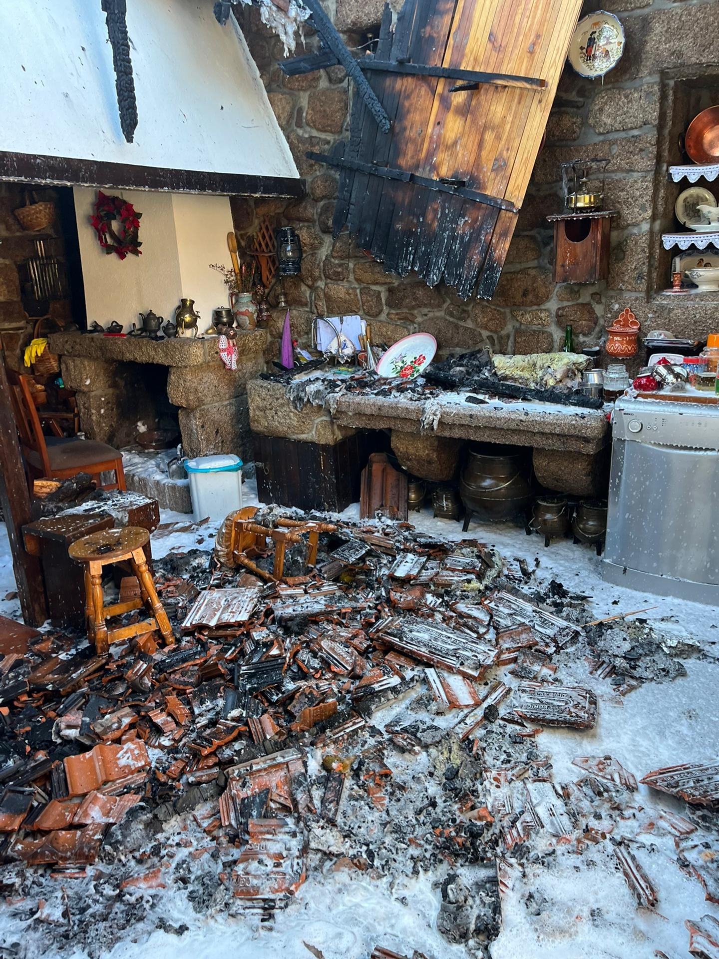 Campanha solidária para ajudar casal de idosos que viu casa destruída por incêndio em Freixiel