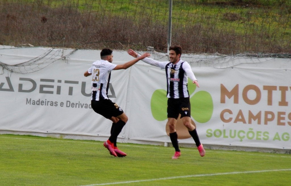 Futebol: Mirandela vence Santa Marta e lidera isolado