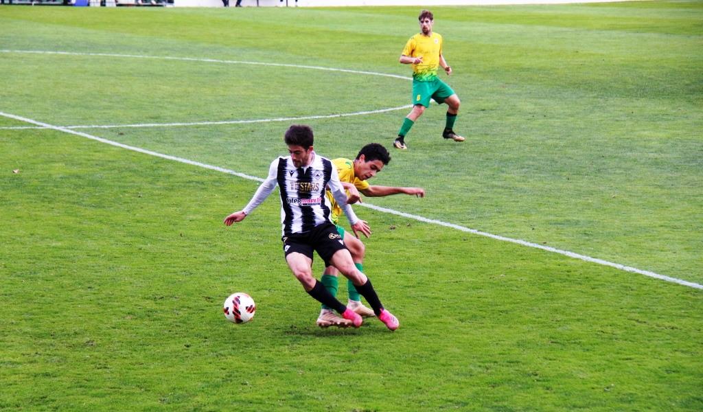 Futebol: Enzo Petretto a figura do jogo entre Mirandela e Santa Marta