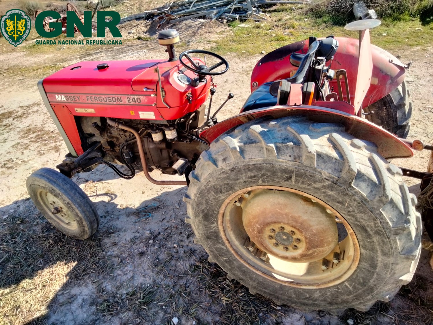 GNR detém homem por posse ilegal arma em Mirandela e apreendeu tractor com matrícula falsa