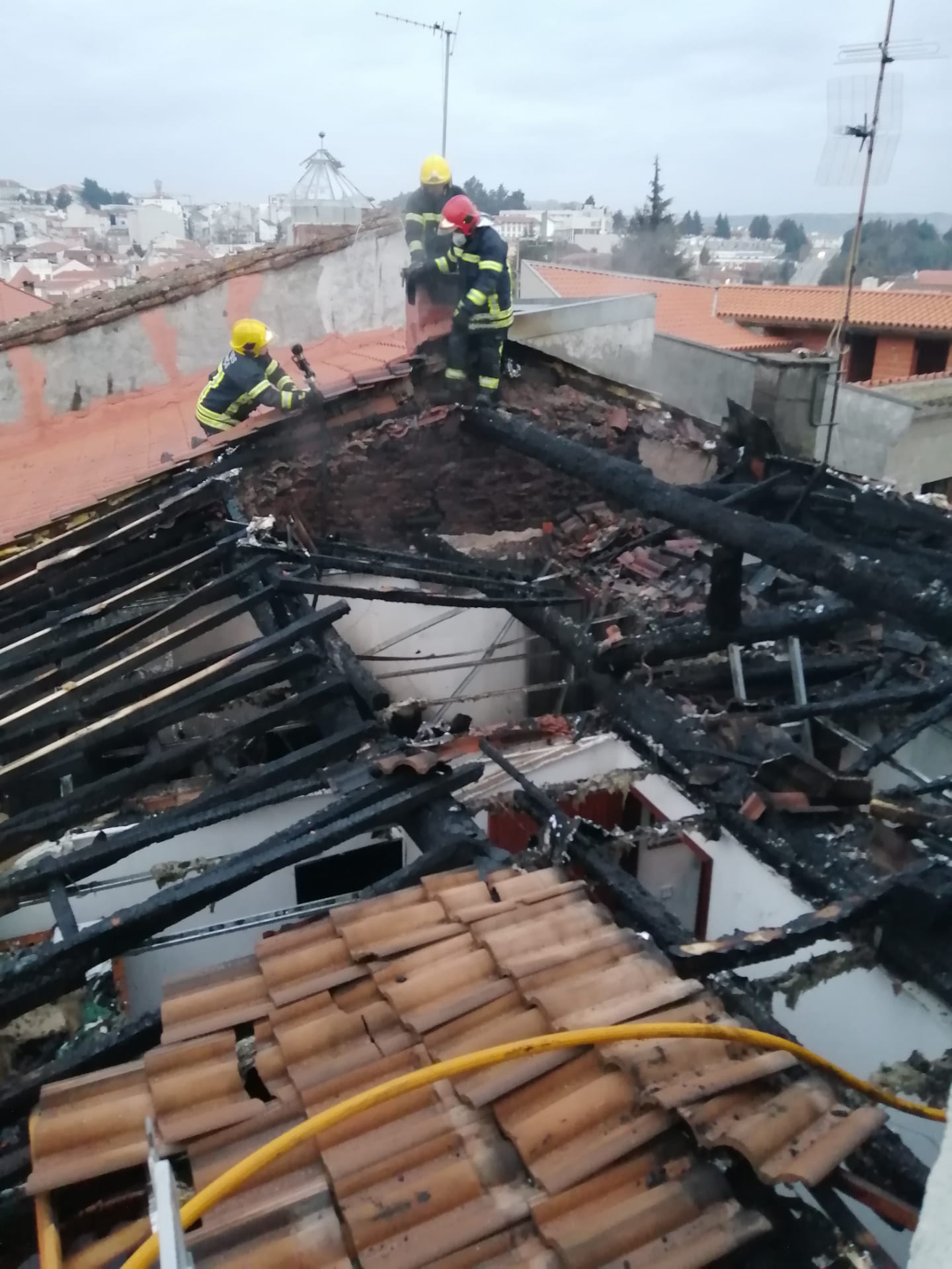 Incêndio destrói habitação em Bragança