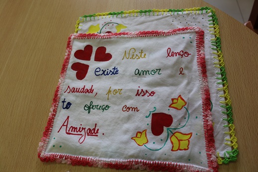 Idosos da Fundação Betânia criam panos dos namorados