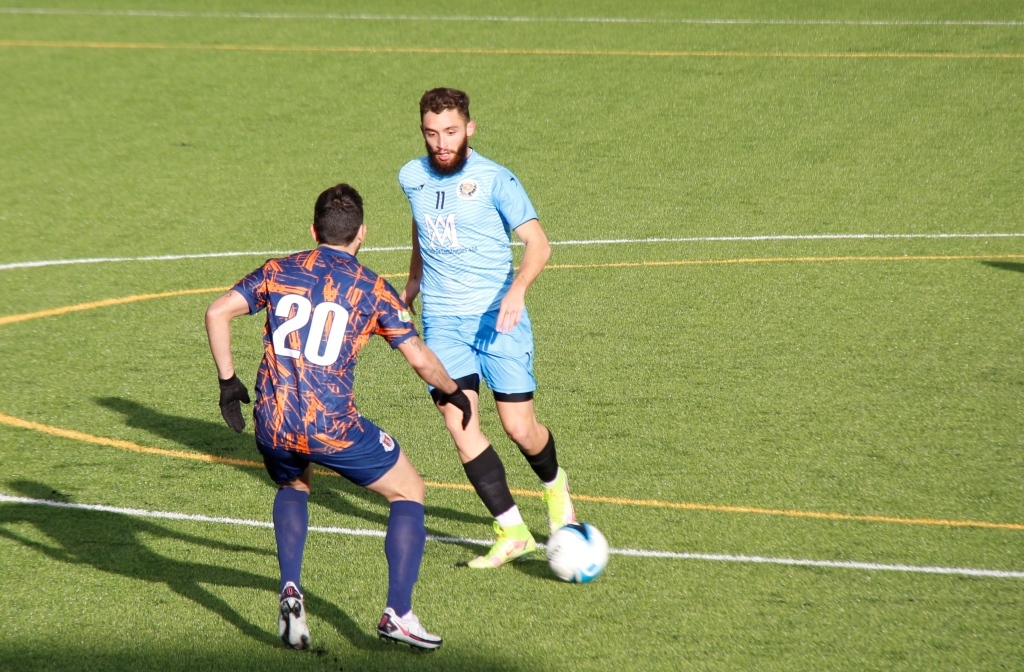 Futebol: Macedo reforça defesa e meio campo