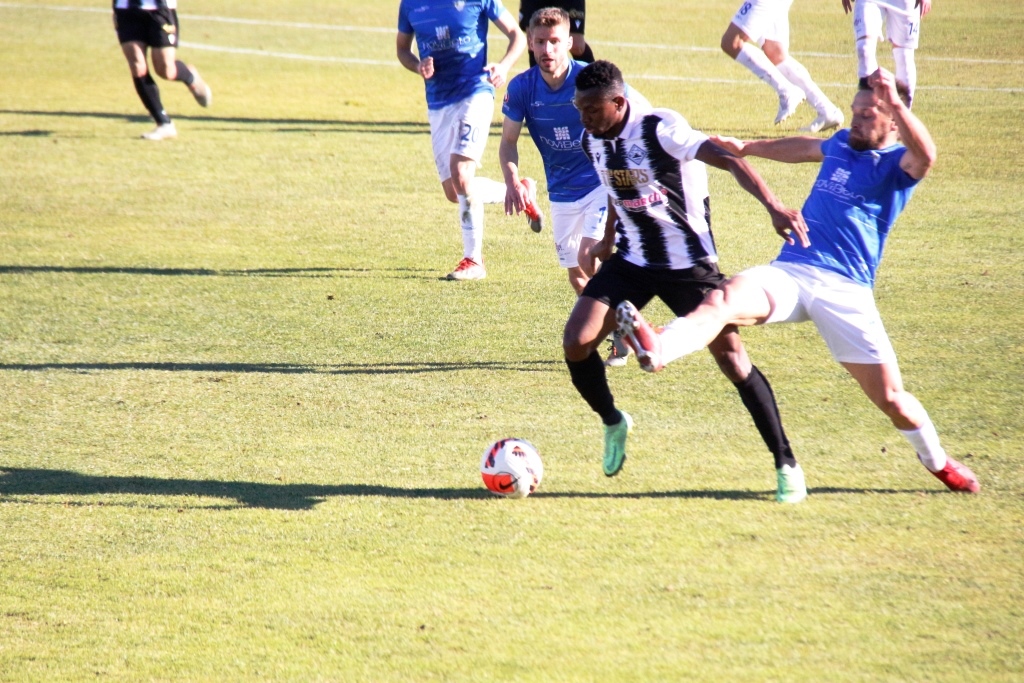 Futebol: Mirandela cede empate caseiro e termina o jogo com dez