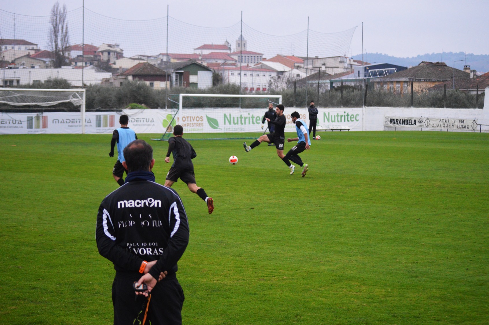 Futebol: Mirandela obrigado a vencer e a esperar pela última jornada