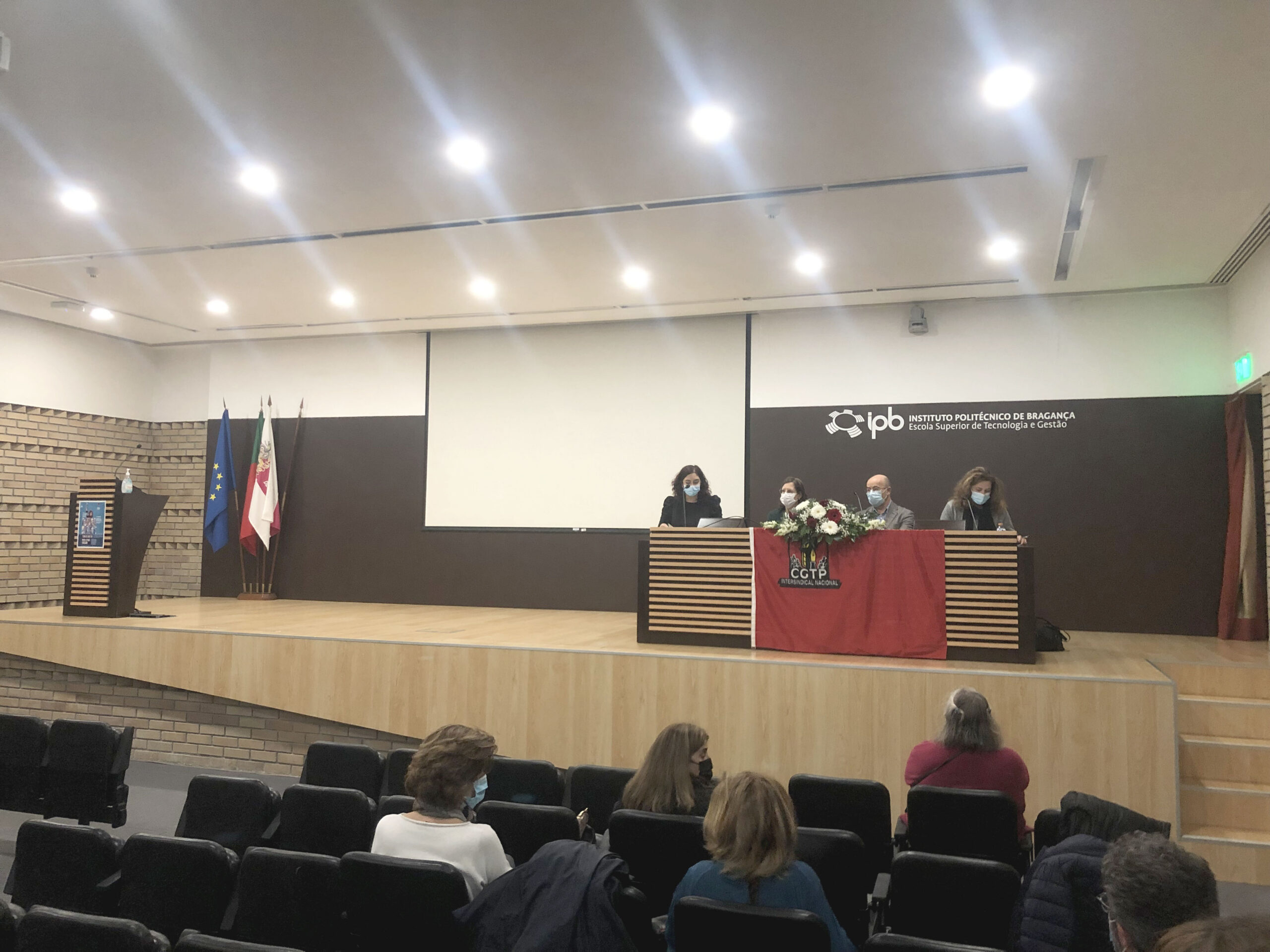 CGTP promove debate sobre a desigualdade entre homens e mulheres