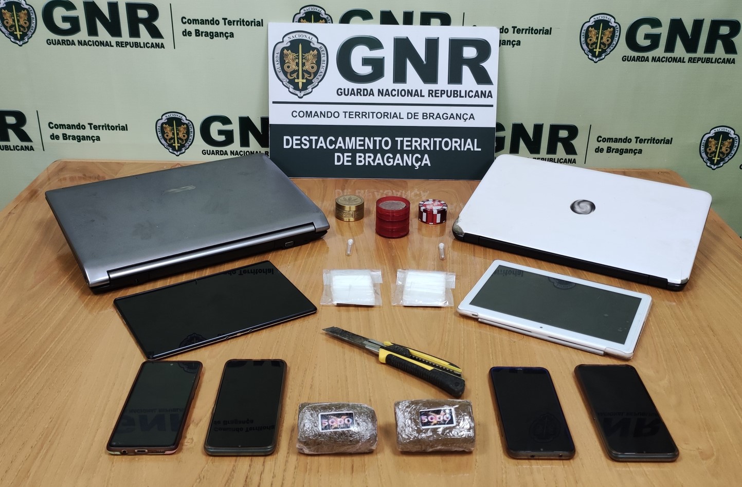 400 doses de haxixe apreendidas a três suspeitos de tráfico de droga em Macedo de Cavaleiros