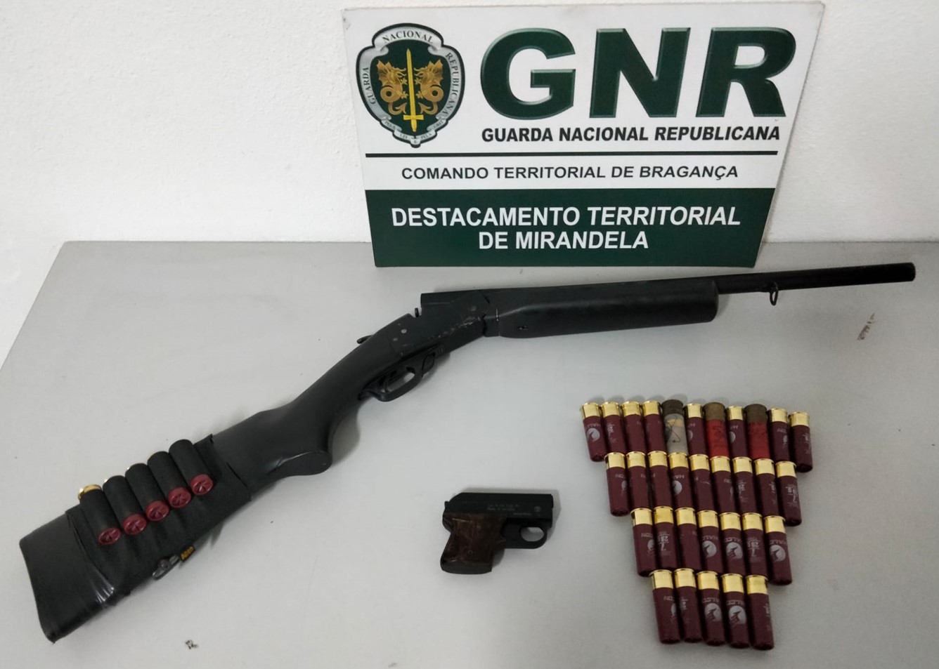 Homem detido em Vila Flor por posse de arma proibida