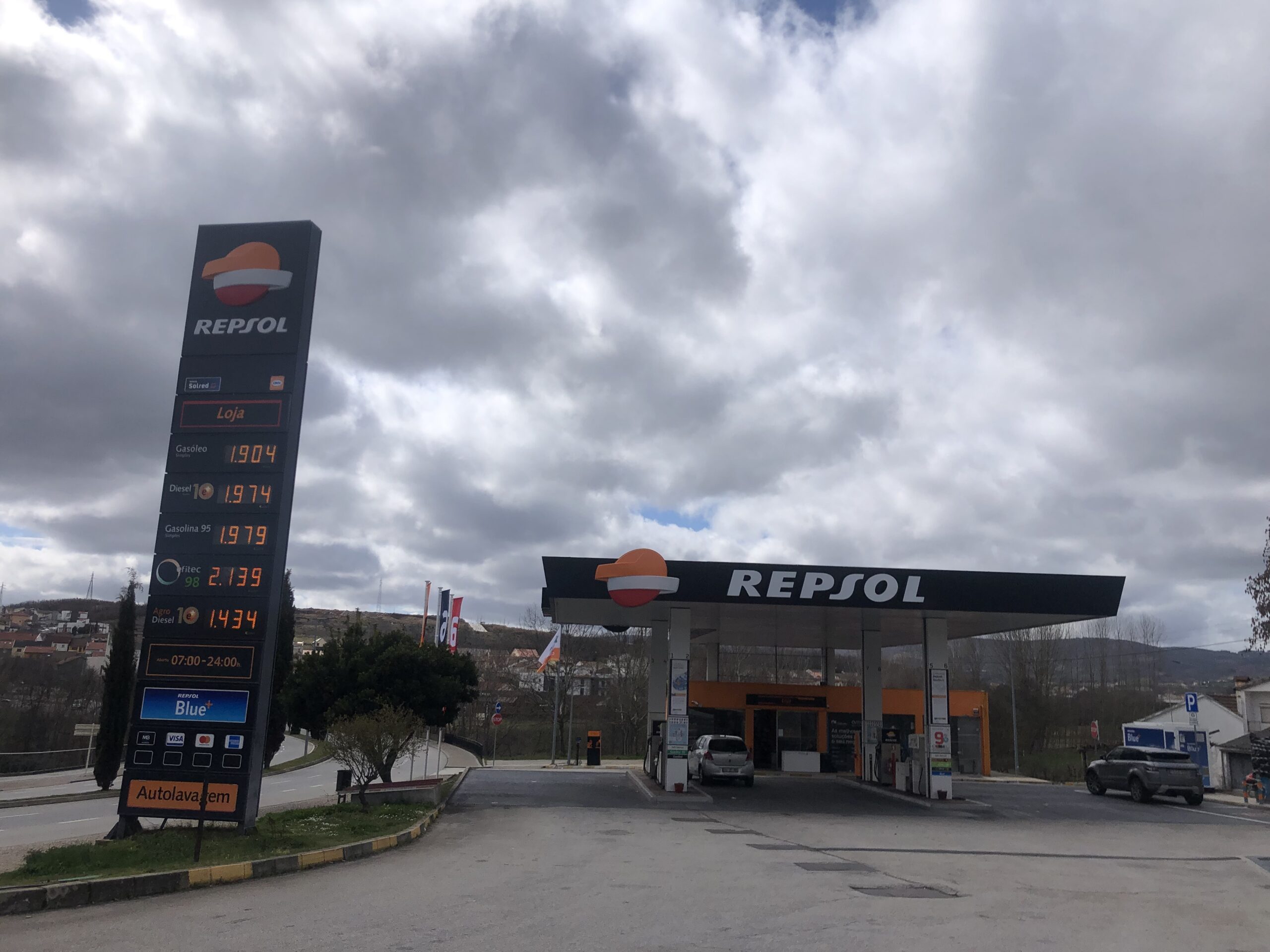 Combustíveis voltam hoje a ficar mais caros mas ontem não houve corrida aos postos de abastecimento