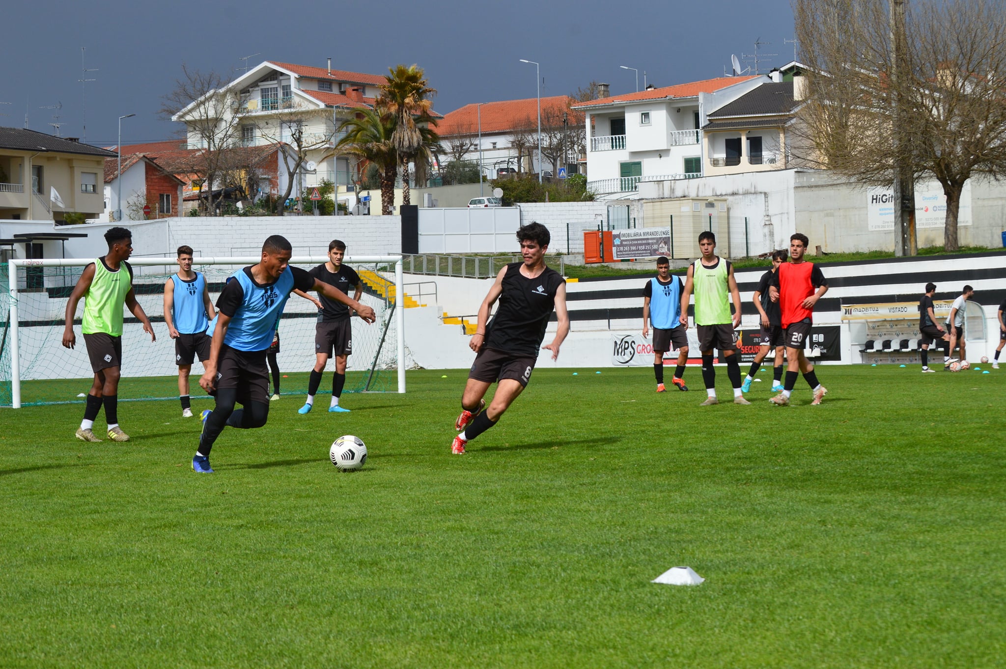 Futebol: Mirandela agarrado à calculadora nas contas da manutenção