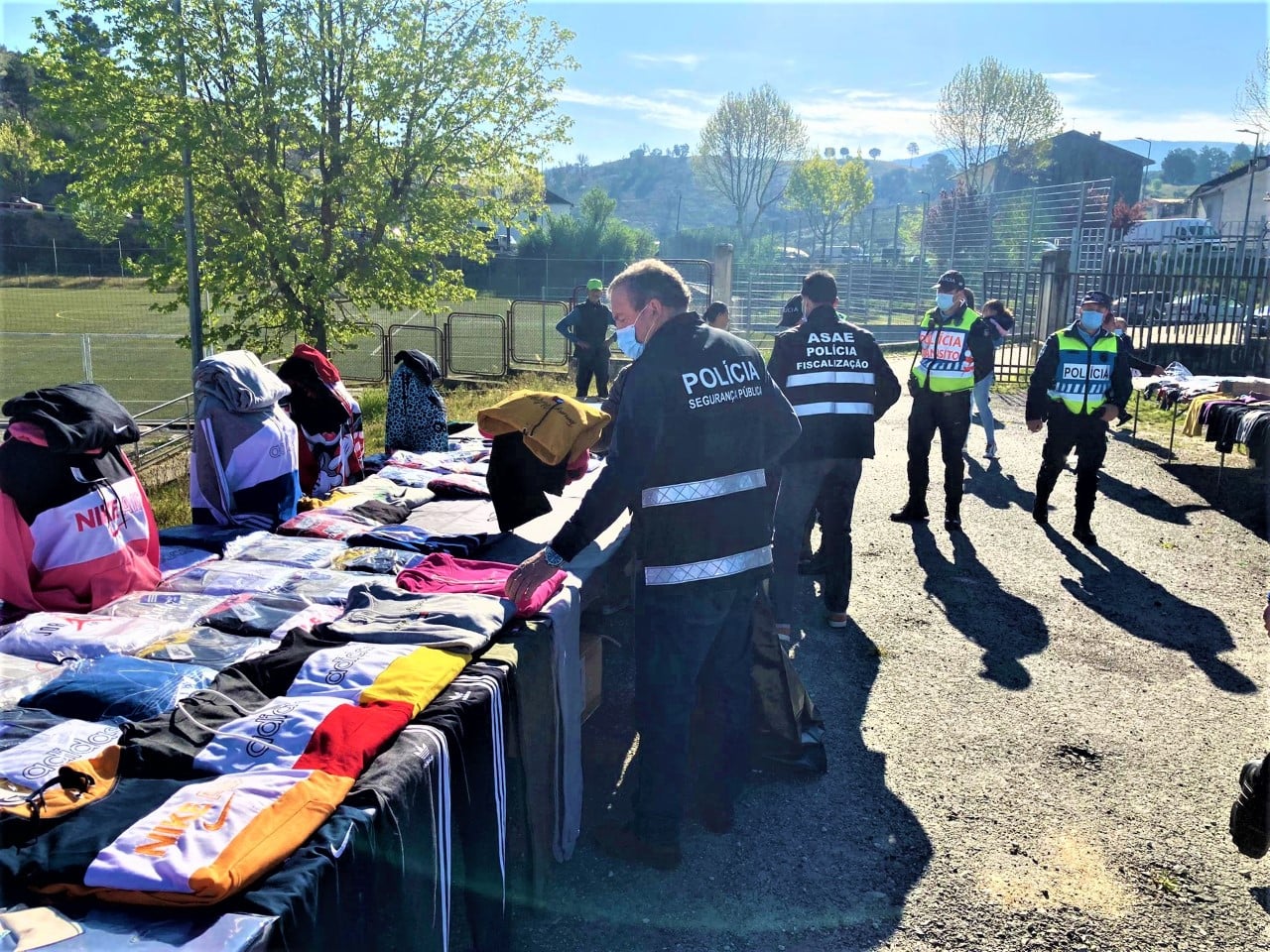 Mais de mil artigos contrafeitos apreendidos na feira semanal em Mirandela